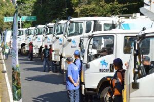 Ils livrent des machines et des camions pour la collecte des déchets dans la municipalité de Sucre