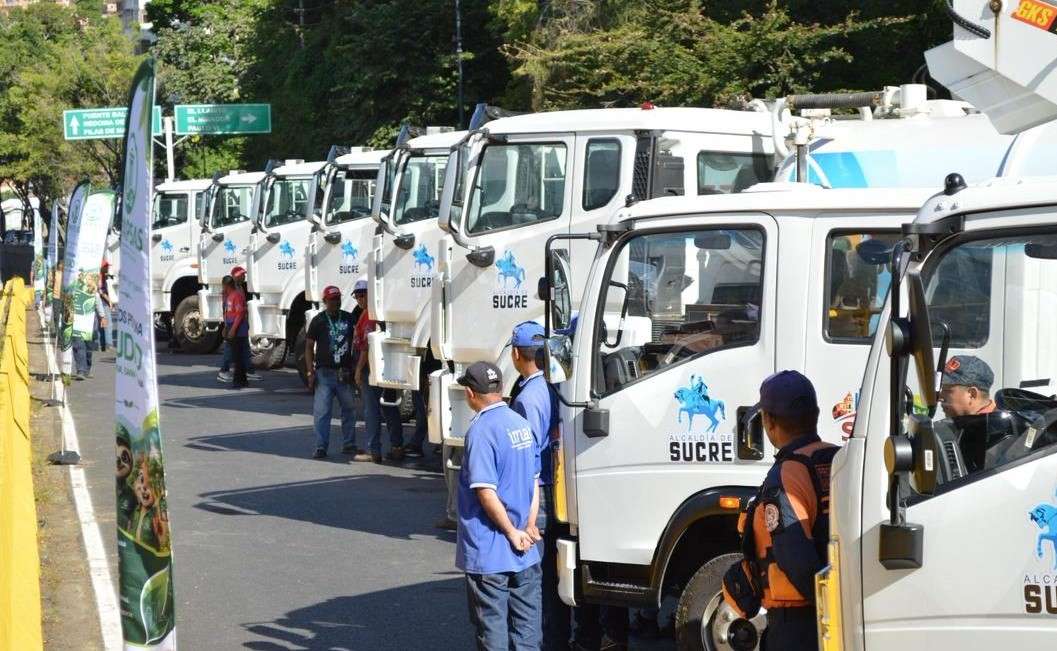 Ils livrent des machines et des camions pour la collecte des déchets dans la municipalité de Sucre