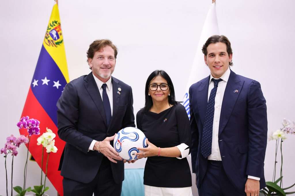 La Présidente Delcy Rodríguez a tenu une réunion avec les plus hautes autorités de la Conmebol et de la FVF