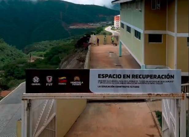 Le ministère de l'Éducation inspecte une école de Ciudad Caribia touchée par les tremblements de terre