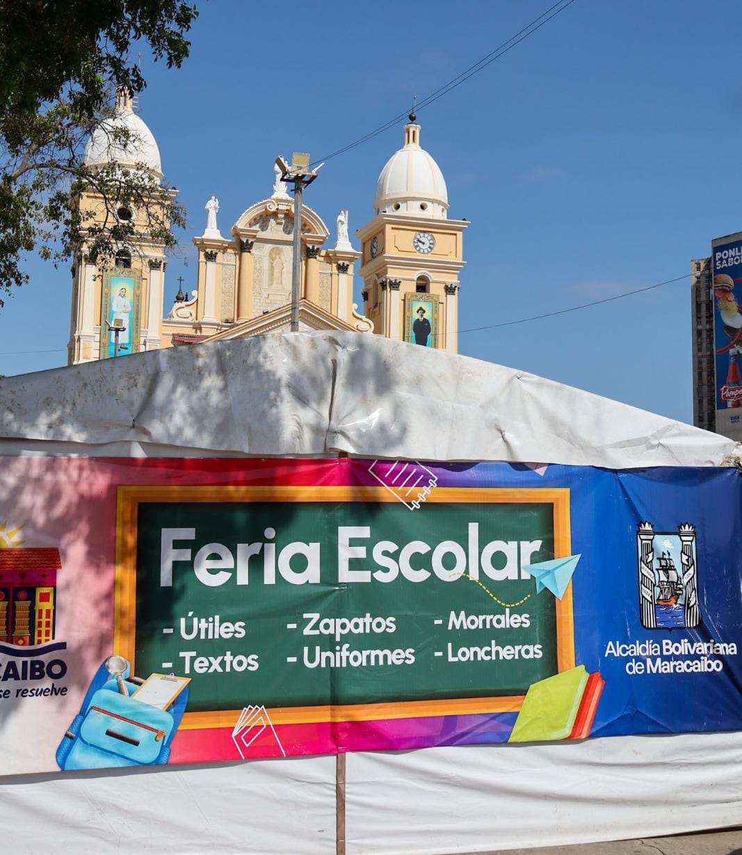 Ouverture de la Foire scolaire du maire de Maracaibo sur la place de la Basilique