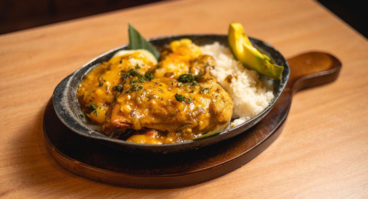 La gallina criolla colombiana suele estar acompañada del caldo de gallina tradicional. Foto: Shutterstock victor sarmiento ibarra