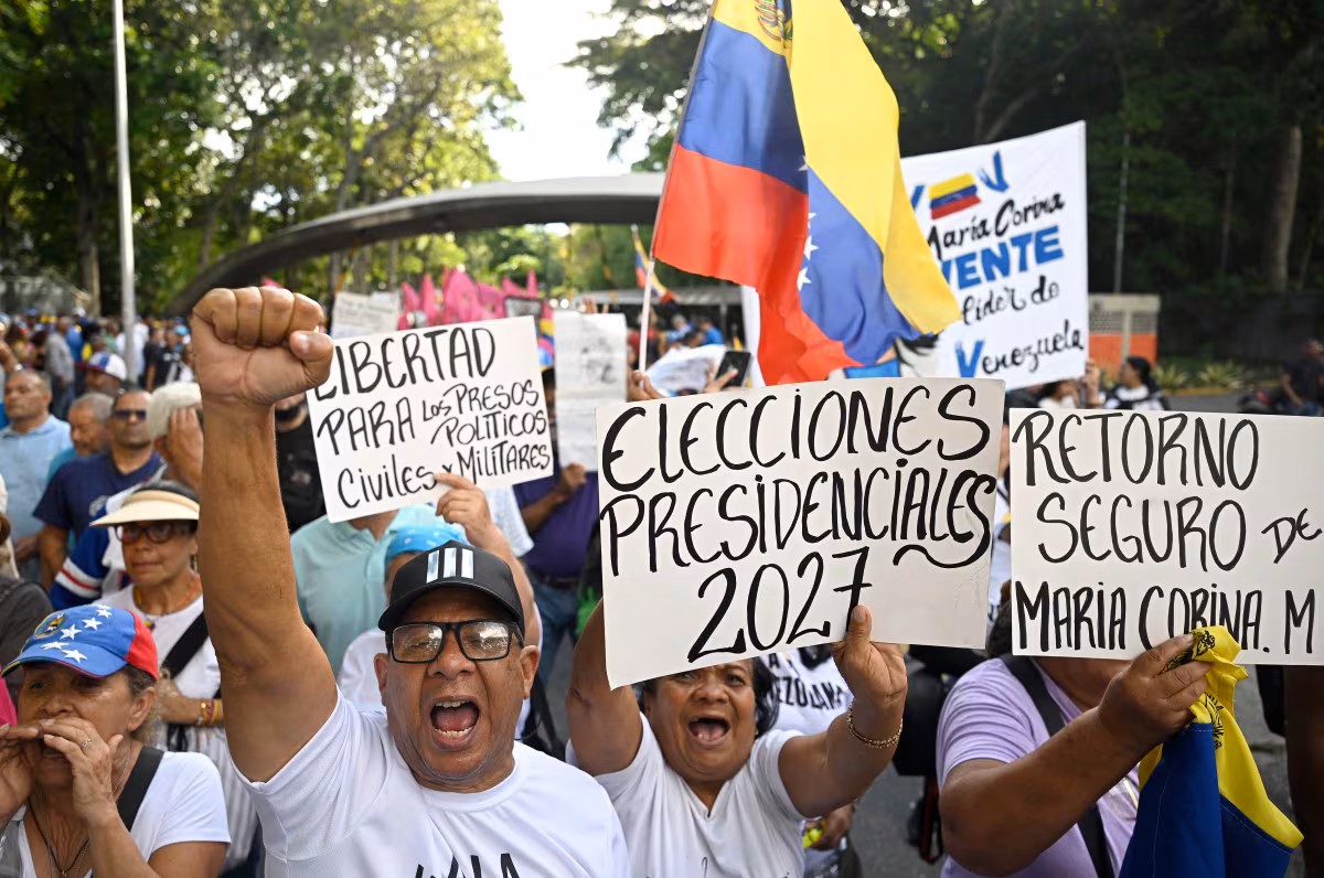 Des partisans de la chef de l'opposition vénézuélienne et prix Nobel de la paix, María Corina Machado, crient des slogans lors d'une manifestation pour réclamer des élections à Caracas, le 22 octobre 2026. (Federico PARRA / AFP)