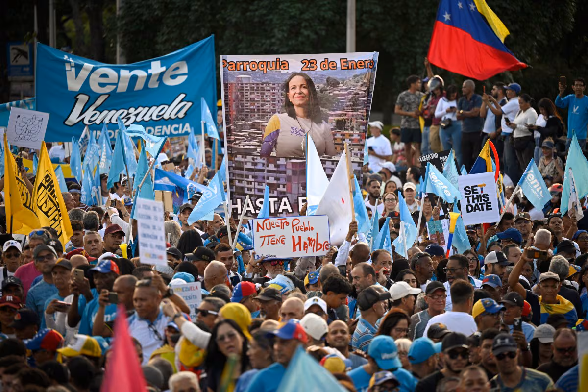 Des partisans de la chef de l'opposition vénézuélienne et prix Nobel de la paix, María Corina Machado, participent à une manifestation pour réclamer des élections à Caracas, le 22 octobre 2026. (Federico PARRA / AFP)