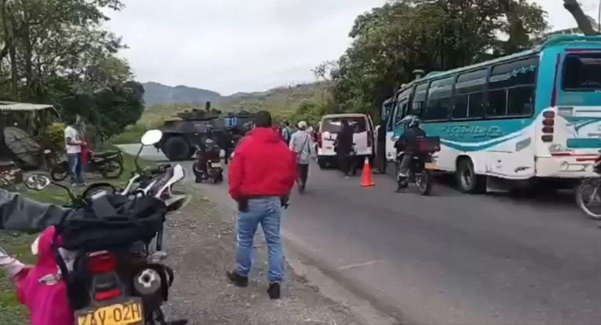 La vía Panamericana fue cerrada en un tramo del Cauca tras el hallazgo de explosivos. Foto: Twitter Captura de pantalla