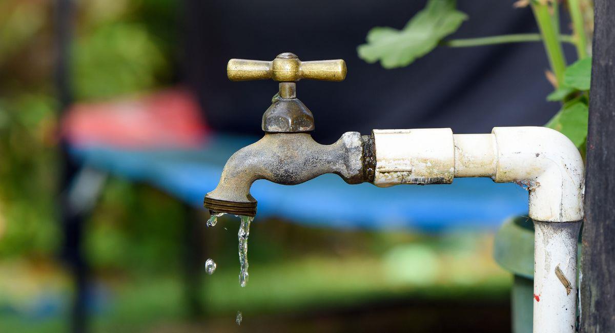 CAR restringirá agua a empresas para priorizar los hogares. Foto: Shutterstock