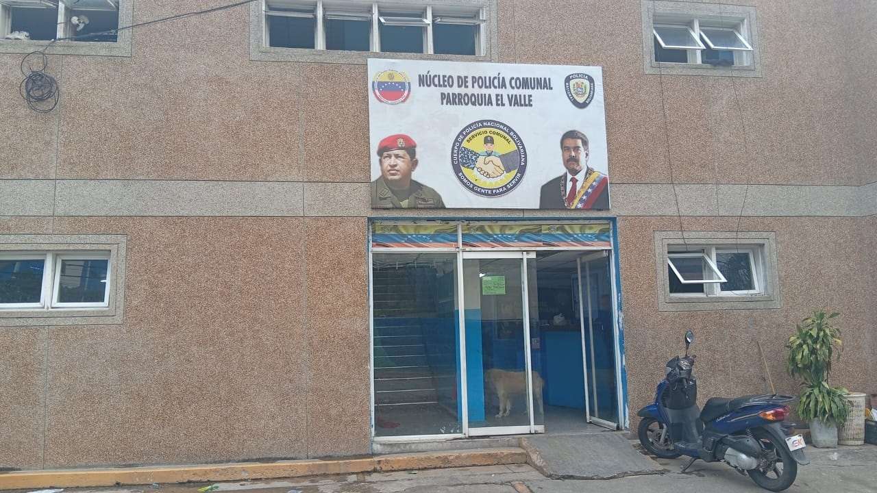 Les parents d'une école de police communale sauvent un adolescent